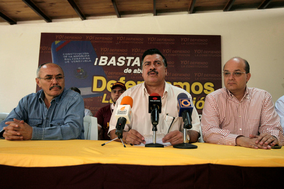PODEMOS Caracas 20/03/2010.- Cristóbal Fernández Daló (C), dirigente del partido Podemos, acompañado por los diputados Ismael García (I) y Juan José Molina (D), ofreció una rueda de prensa donde anunc