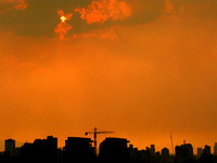 SOL ROJO INCENDIO: Caracas,29/03/10 
El Sol, continua viendose al atardecer como un disco rojo y el cielo de un color naranja oscuro,por los efectos de la contaminacion en la ciudad de Caracas ,que p