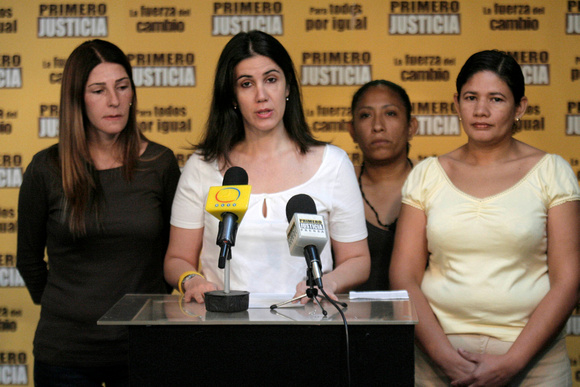 PRIMERO JUSTICIA Caracas 20/03/2010.- L dirigente nacional de Primero Justicia Mary Ponte (2i), declaró hoy, en rueda de prensa, que la ineficiencia demostrada por las autoridades, a la hora de enfren