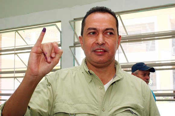 SIMULACRO ELECTORAL BLANCO: Caracas,22/08/10 
Richard Blanco, candidato de la Mesa de Unidad, muestra su dedo entintado despues de votar en  una mesa de votación, en Caracas,durante un simulacro elec