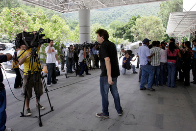 CERATI: Caracas,20/05/10 
El periodista Argentino Bebe Contemponi,conductor del programa del canal 13 La Viola, realiza un pase en vivo para su canal desde la entrada del Centro Medico La trinidad, m