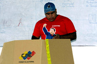 PSUV PRIMARIAS: Caracas,02/05/10 Un militante ejerce su derecho al voto.
6.776.618 miembros del PSUV escogerán en los comicios internos, entre 3527 precandidatos, a los 110 candidatos y sus suplentes