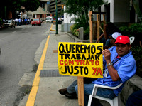 HELADOS EFE CONFLICTO: Caracas,01/10/10 
Trabajadores de Helados EFE , unos a favor y otros en contra,protestan por la paralización de las actividades en la planta ubicada en Chacao.Luego de nueve día