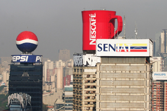 TAZA NESTLE: Caracas,25/02/10 
La Alcaldía de Caracas ordenó la remoción ,por no cumplir con las ordenanzas municipales,de la publicidad de gran tamaño conocida como la taza roja Nestlé, que se exhib